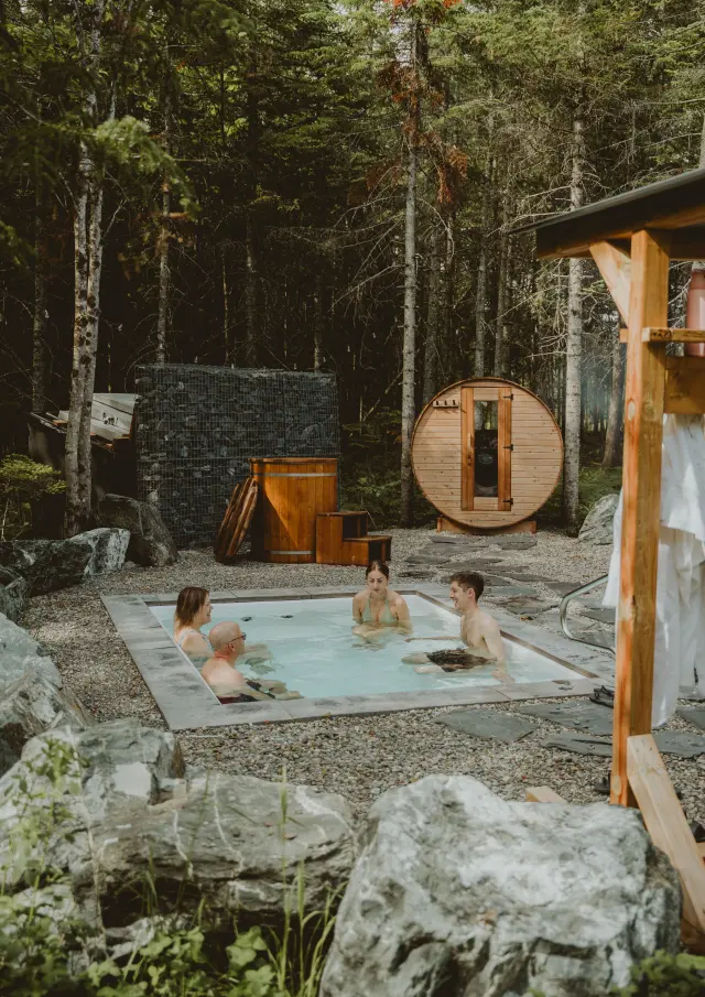 Un groupe de personnes le spa de l'espace privé du Toundra au Adstock Spa Nature à Adstock