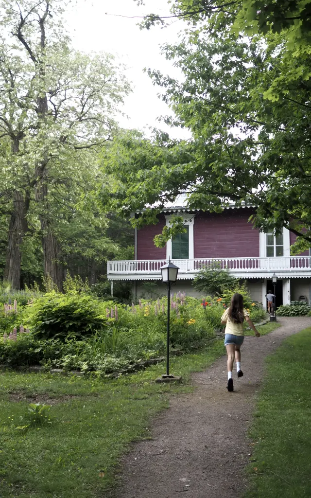 Enfant qui court dans les jardins de la Seigneurie des Aulnaies, Seigneurie des Aulnaies | St-Roch-des-Aulnaies