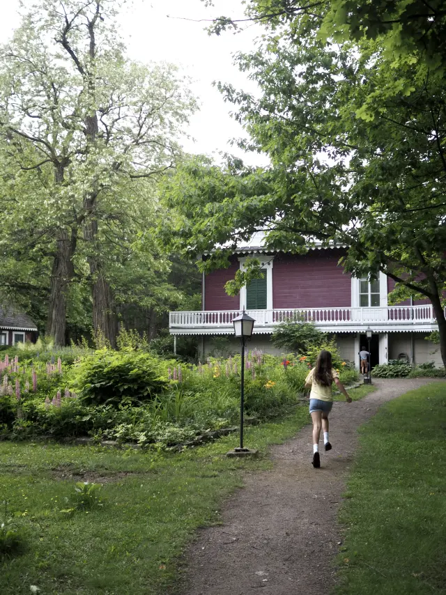 Enfant qui court dans les jardins de la Seigneurie des Aulnaies, Seigneurie des Aulnaies | St-Roch-des-Aulnaies