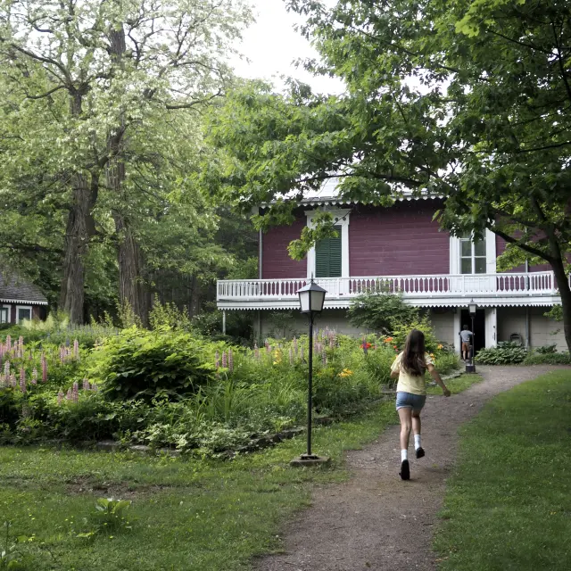 Enfant qui court dans les jardins de la Seigneurie des Aulnaies, Seigneurie des Aulnaies | St-Roch-des-Aulnaies