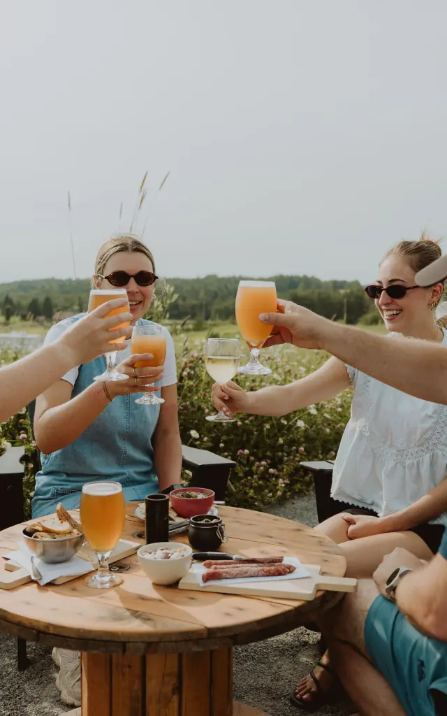 Apéritif entre amis sur la terrasse du Plongeon | Saint-Cyrille-de-Lessard