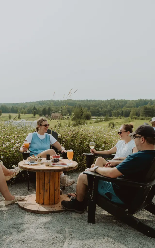 Apéritif entre amis sur la terrasse du Plongeon | Saint-Cyrille-de-Lessard
