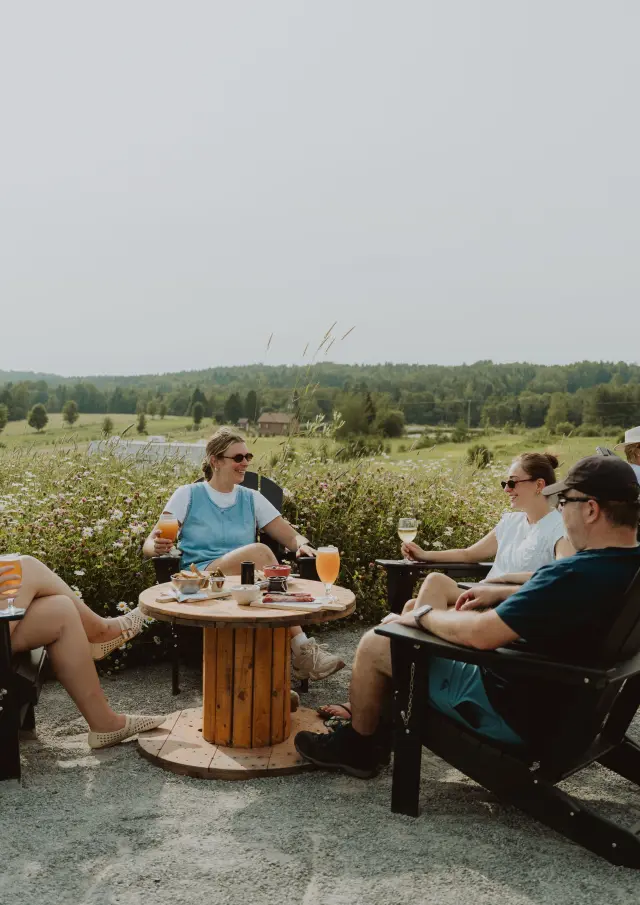 Apéritif entre amis sur la terrasse du Plongeon | Saint-Cyrille-de-Lessard