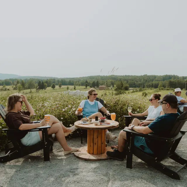 Apéritif entre amis sur la terrasse du Plongeon | Saint-Cyrille-de-Lessard