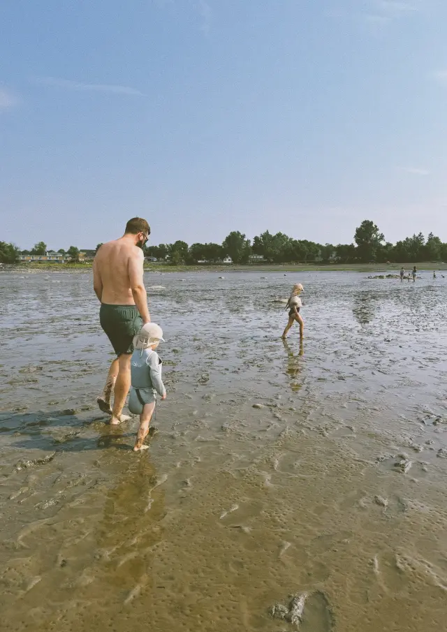 Famille profitant de la Plage de Berthier-sur-Mer, Plage de Berthier-sur-Mer | Berthier-sur-mer