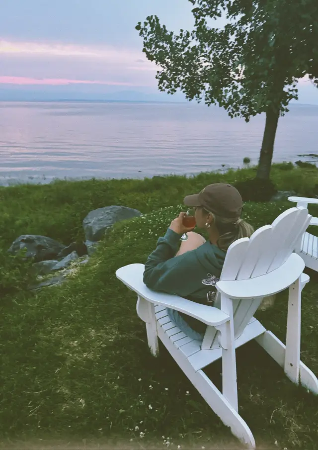 Boire un verre au coucher de soleil, La Plage Motel | La Plage Motel
