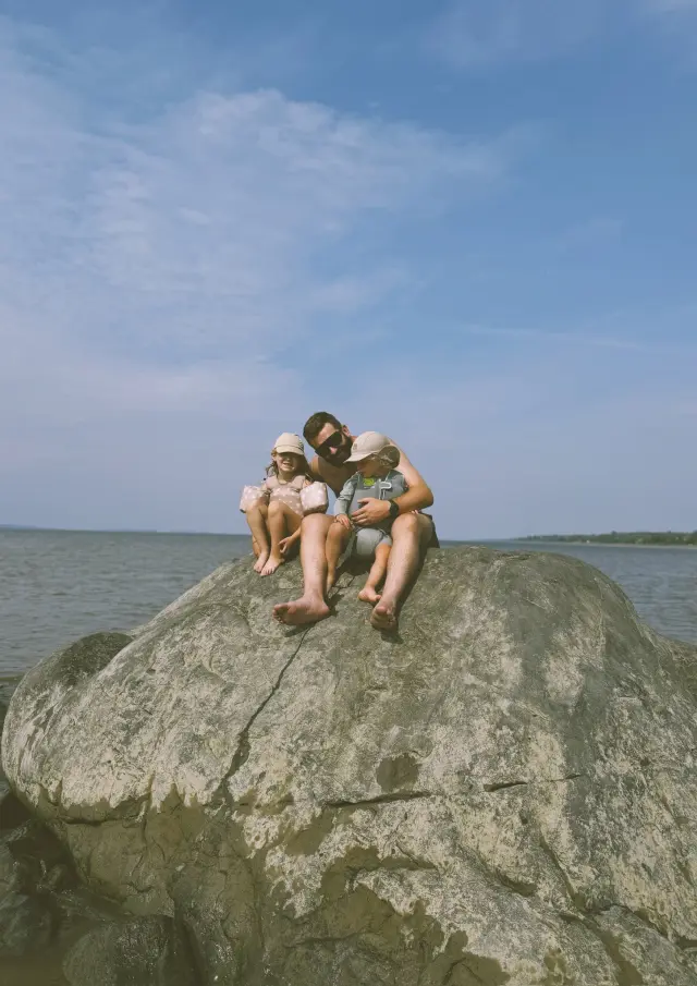 Famille se prenant en photo sur un rocher, Plage de Berthier-sur-Mer | Berthier-sur-mer
