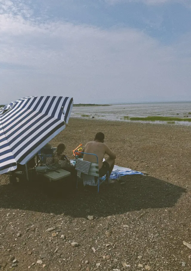 Famille pique-niquant sur la plage, Plage de Berthier-sur-Mer | Berthier-sur-mer