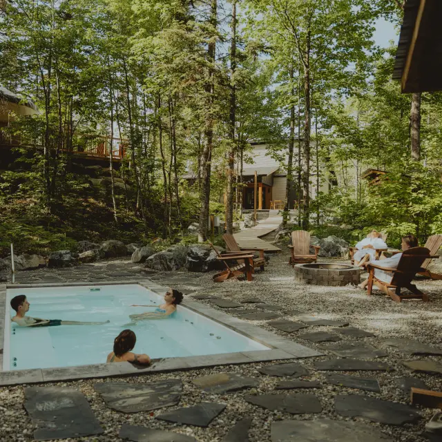 Un groupe de personnes l'un des deux spas de l'espace public au Adstock Spa Nature à Adstock
