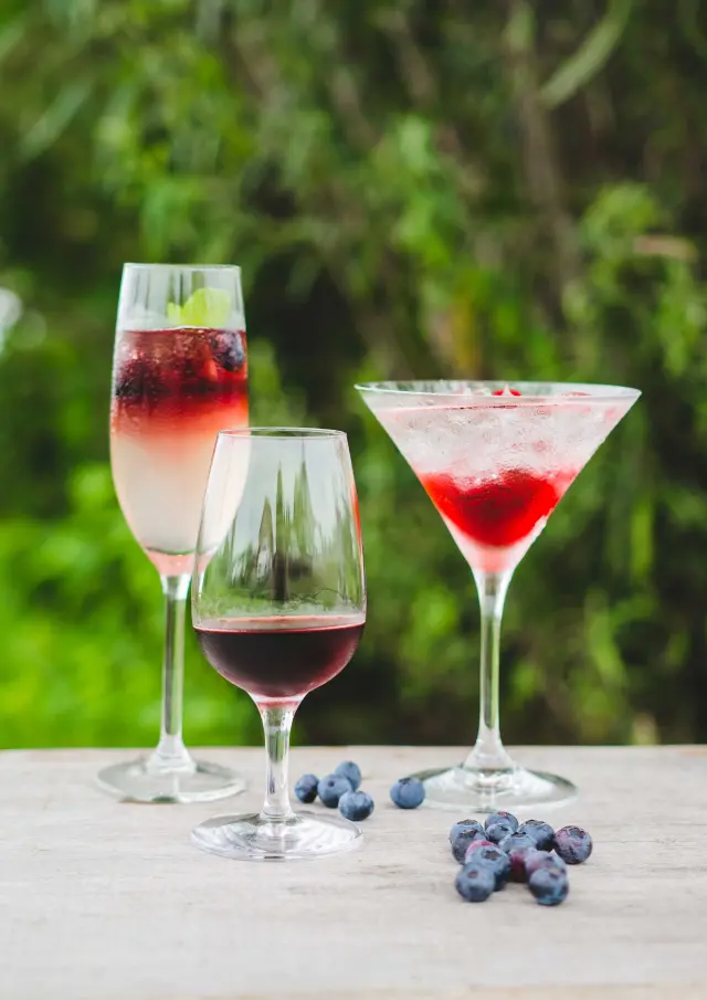 Délicieux cocktails préparés à La Vallée Bleue Distillerie de Val-Alain