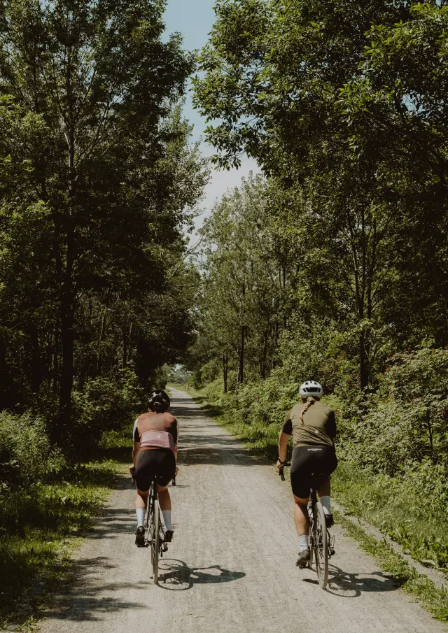 Amies en balade sur la piste cyclable de la Grande Anse à Saint-Roch-des-Aulnaies