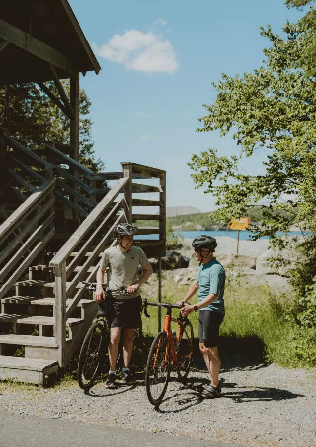 Amis en pause près d'un lac minier sur la piste cyclable de Thetford Mines