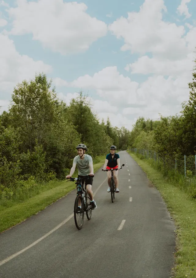 Amis en balade à vélo sur la piste cyclable de Thetford Mines