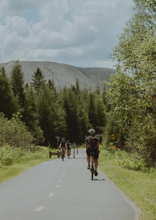 Cyclistes sur la piste cyclable de Thetford Mines