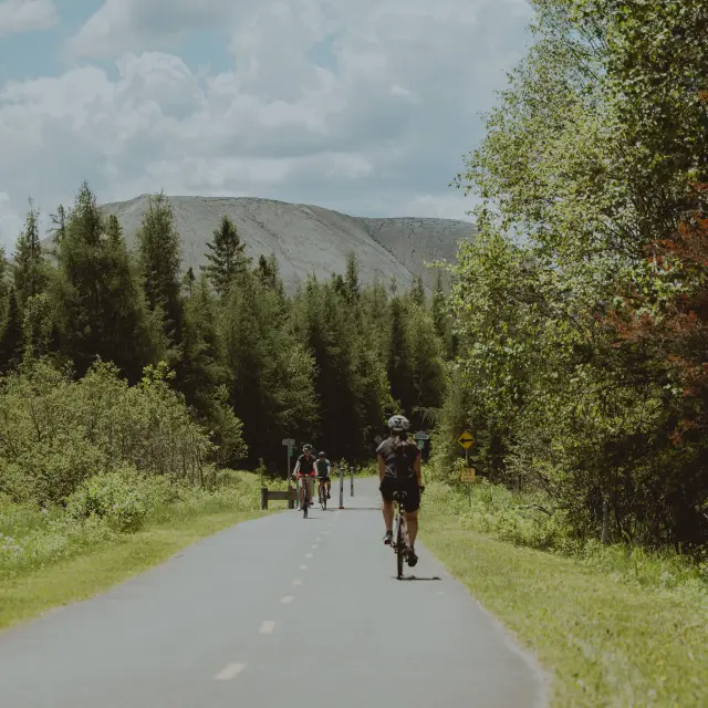 Cyclistes sur la piste cyclable de Thetford Mines