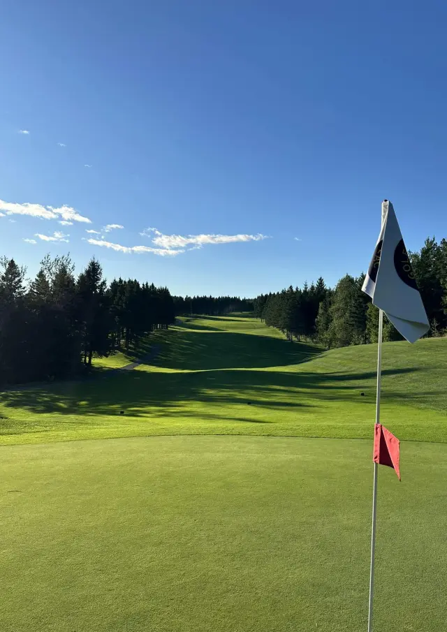 Terrain du Club de Golf du Lac Poulin, situé à Saint-Benoit-Labre