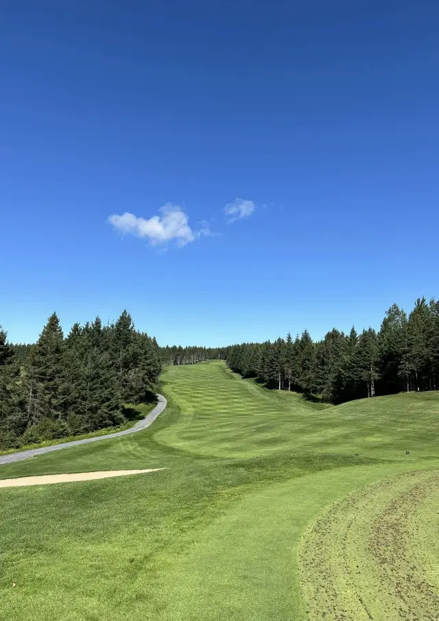 Terrain du Club de Golf du Lac Poulin, situé à Saint-Benoit-Labre