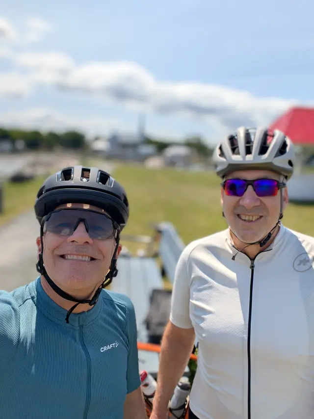 Richard et Stéphane à la marina de Berthier-sur-Mer lors d'une sortie à vélo
