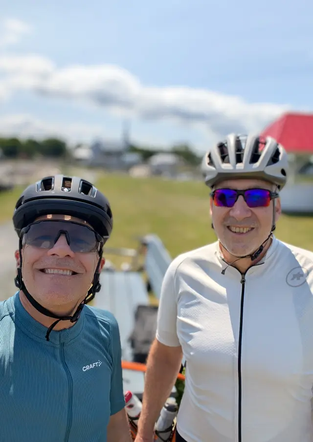 Richard et Stéphane à la marina de Berthier-sur-Mer lors d'une sortie à vélo