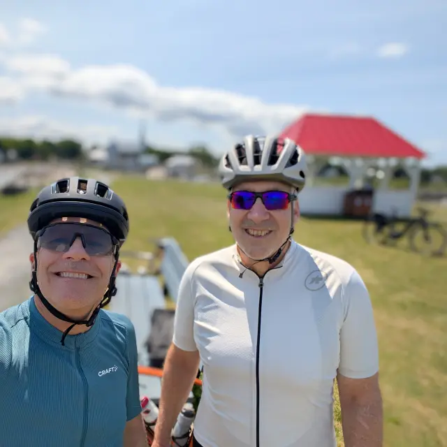 Richard et Stéphane à la marina de Berthier-sur-Mer lors d'une sortie à vélo