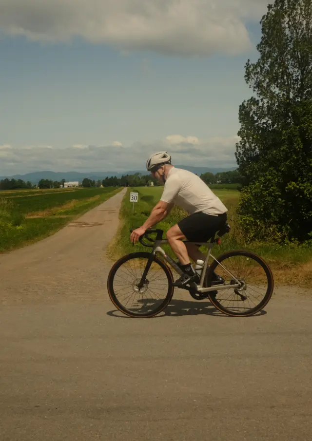 Cycliste à vélo sur la rue Principale de Berthier-sur-Mer