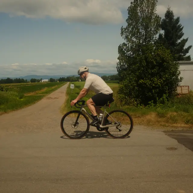 Cycliste à vélo sur la rue Principale de Berthier-sur-Mer