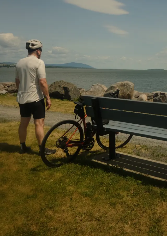 Cycliste en pause au quai de Saint-Michel-de-Bellechasse