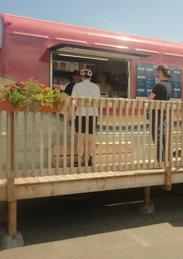 Arrêt pour le lunch au Bus Stop casse-croûte à Beaumont