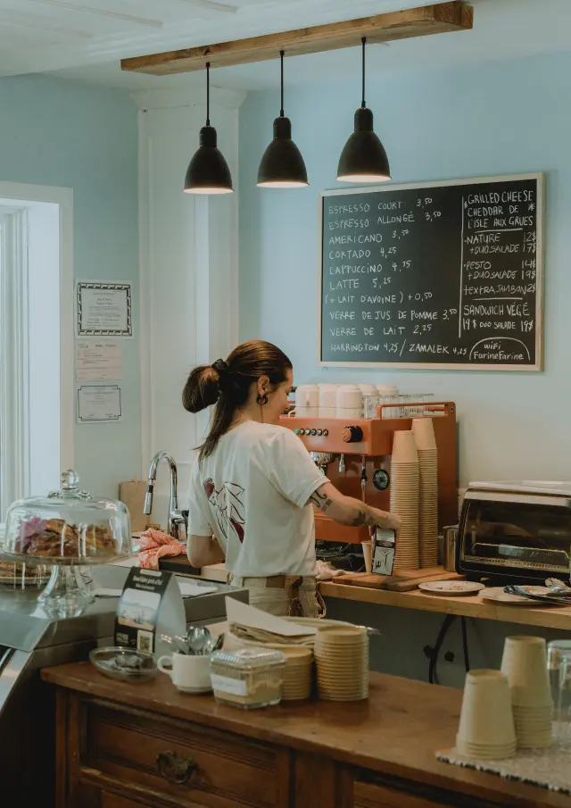 Barista qui prépare un café au Café de la Seigneurie | Saint-Roch-des-Aulnaies