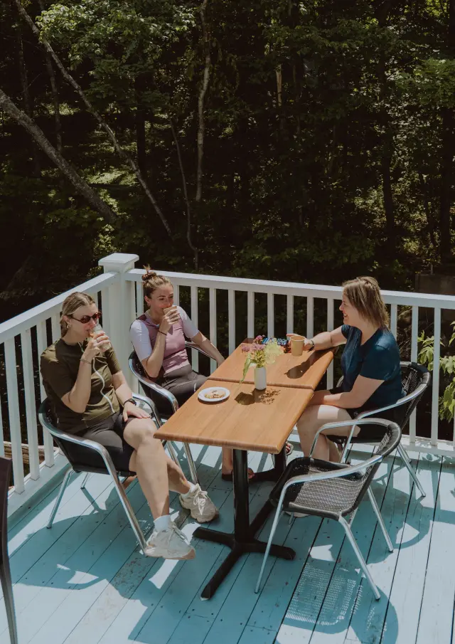 Prendre une pause sur la terrasse du Café de la Seigneurie | Saint-Roch-des-Aulnaies
