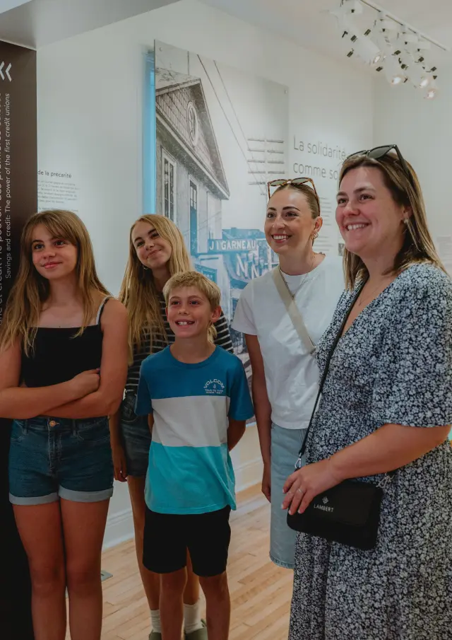 Famille se prenant en photo à la Maison Alphonse-Desjardins, Maison Alphonse-Desjardins | Lévis