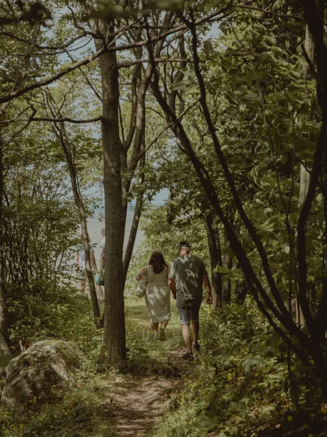Visiteurs se baladant sur le Sentier Du Petit Cap, Sentier Du Petit Cap | Cap Saint Ignace