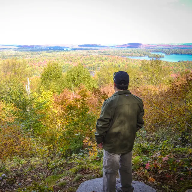 Randonnée pédestre au Parc national de Frontenac à l'automne à Adstock