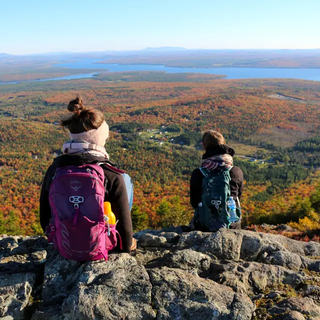 Des randonneuses appréciant la vue du sommet du Mont Adstock à Adstock