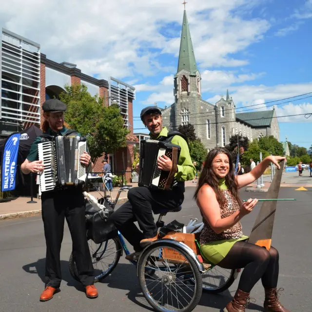 Animation dans les rues de Montmagny lors du Carrefour mondial de l'accordéon de Montmagny