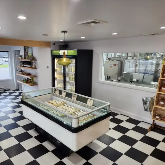 Intérieur de la boutique de la Fromagerie Allen à Saint-Anselme