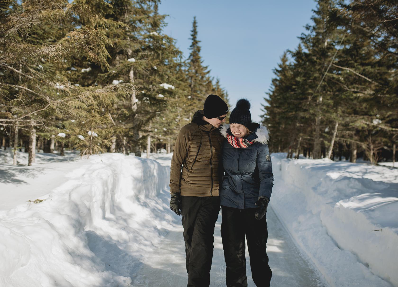 Bleuetière Goulet - patin en forêt - couple - hiver