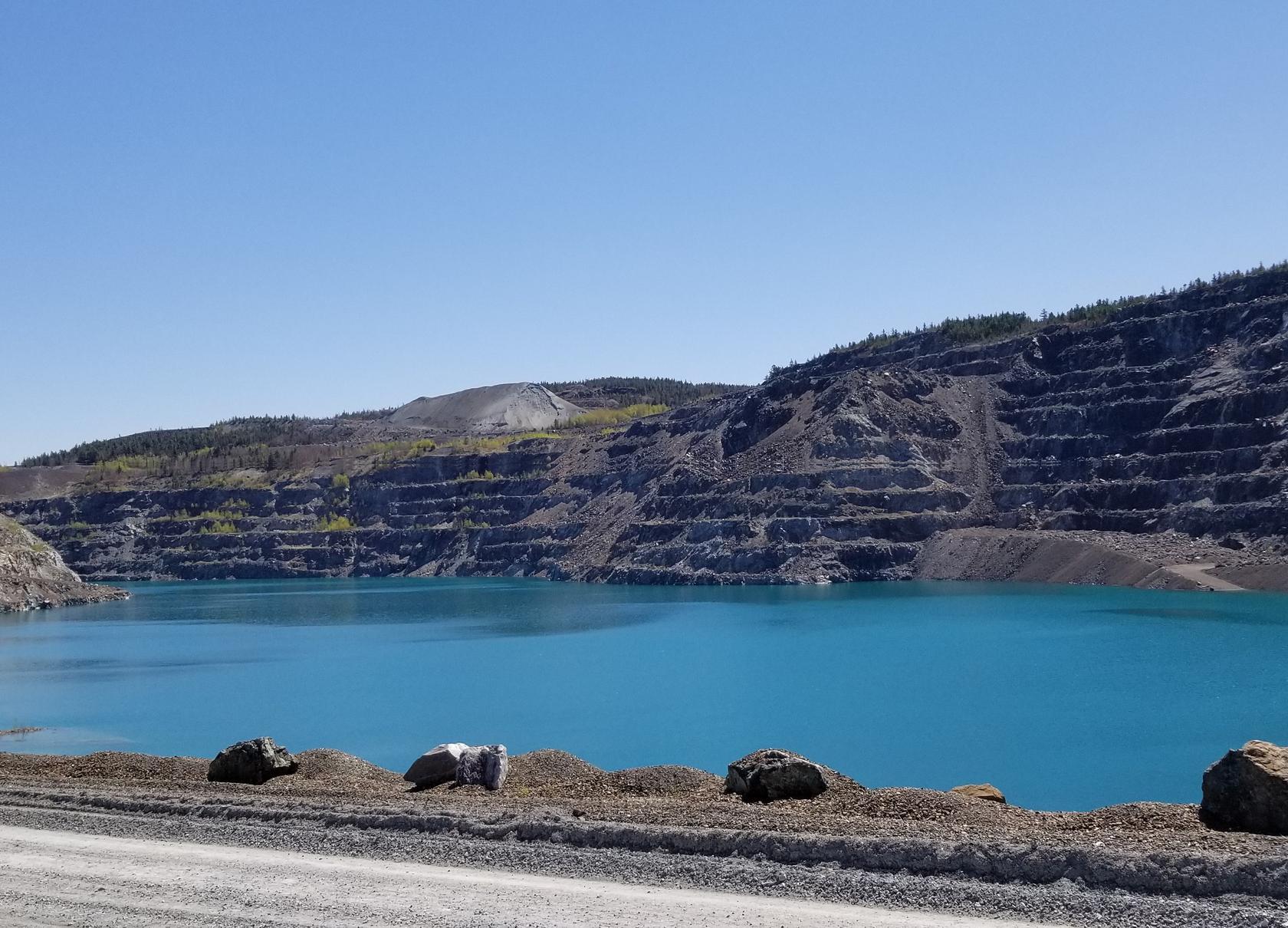 Belvédère Mine BC - Région de Thetford - Eau turquoise, puits minier