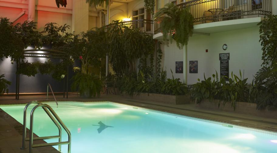 Hôtel L'Oiselière Lévis - Jardin intérieur avec piscine en soirée